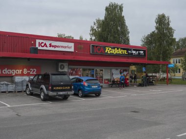 Jokkkmokk, İsveç, 5 Eylül 2019: Jokkkmokk 'taki Ica Süpermarketinin kırmızı binasına girişi.