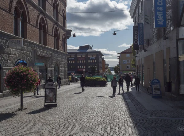 Ornskoldsvik, Szwecja, 6 września 2019:: Ulica w centrum miasta Ornskoldsvik z zabytkowymi budynkami, sklepami i spacerowiczami. Północna Szwecja lato słoneczny dzień — Zdjęcie stockowe