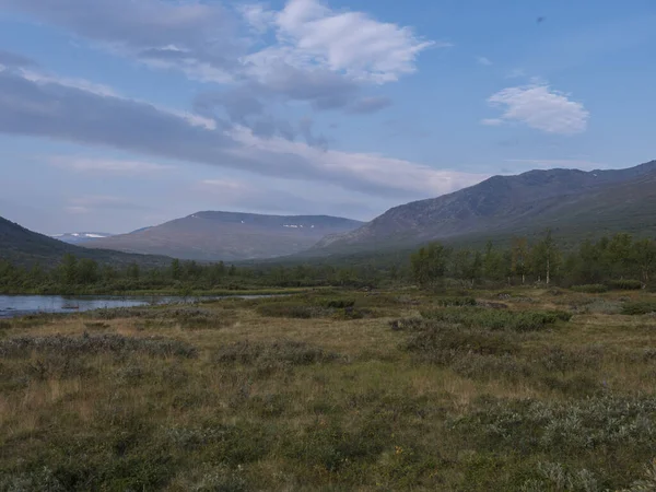 Beau paysage naturel sauvage de Laponie avec rivière bleue Tjaktjajakka, Kaitumjaure, forêt de bouleaux et montagne Sanjartjakka. Suède du Nord été au sentier de randonnée Kungsleden. Fond bleu ciel — Photo