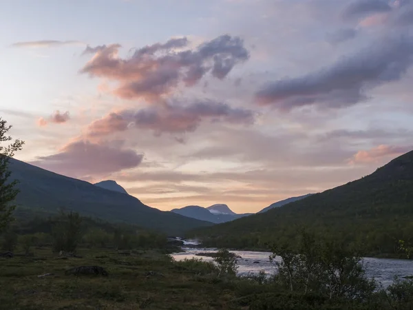 Vilda Tjaktjajakka älv och Kaitumjaure sjö med vattenfall kaskad och berg. Lappland natur landskap på sommaren, solnedgång rosa moln — Stockfoto