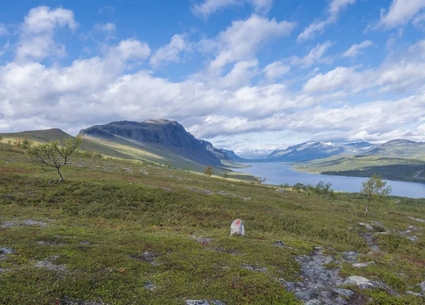 Lappföldi táj gyönyörű folyó Lulealven, hó sapkás hegy, nyírfa és gyalogút Kungsleden túraútvonal közelében Saltoluokta, Észak-Svédország vad természet. Nyári kék ég — Stock Fotó