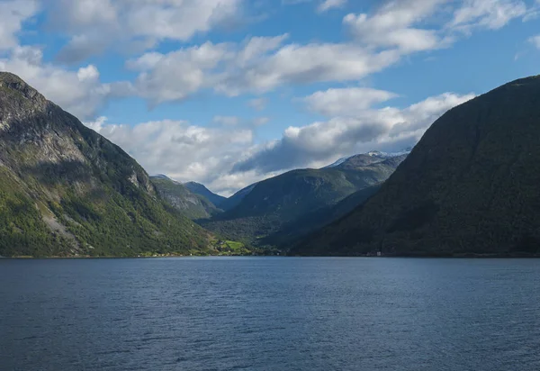 Piękny norweski fiord. Widok na Storfjorden, w kierunku wsi Eidsdal. Lato, błękitne niebo. Norwegia — Zdjęcie stockowe