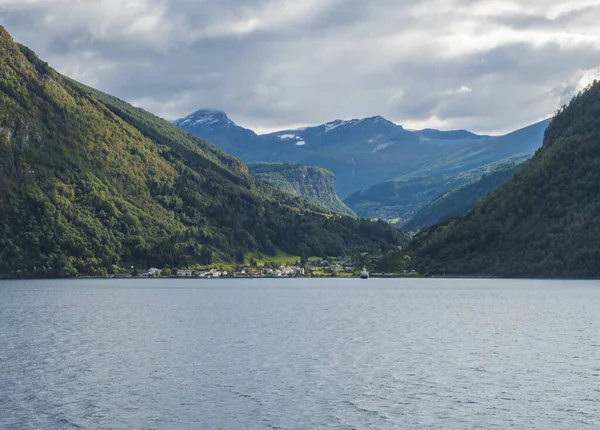 Piękny norweski fiord. Widok na Storfjorden, w kierunku wsi Eidsdal. Lato, błękitne niebo. Norwegia — Zdjęcie stockowe