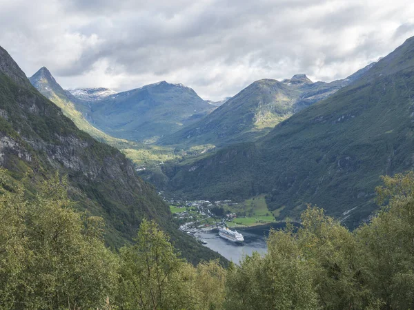 Kilátás Geirangerfjordra Sunnmore régióban, Norvégiában, a világ egyik legszebb fjordjára, amely az UNESCO Világörökség része. Kilátás az Ornesvingeni Sas út felől, kora ősz — Stock Fotó