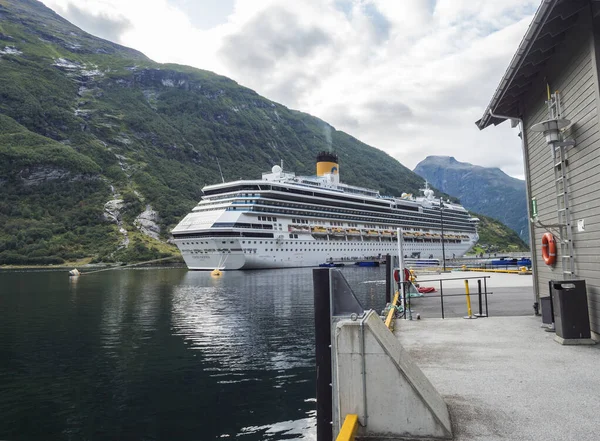 Geiranger, Norwegen, 7. September 2019: Blick auf das Kreuzfahrtschiff costa pacifica, das im Hafen des Touristendorfes geiranger festmacht. Geirangerfjord mit grünen Klippen, Wald und Wasser. Frühherbst bewölkt — Stockfoto