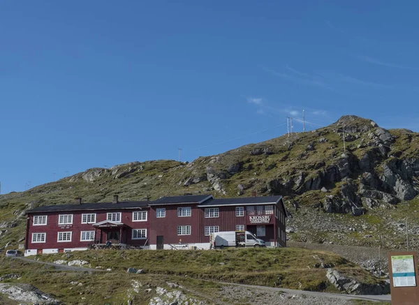 Krossbu, Norvège, le 8 septembre 2019 : vue sur la station touristique rouge de Krossbu bâtiments de cabane de montagne dans le parc national Jotunheimen, Norvège occidentale. Été, fond bleu ciel — Photo