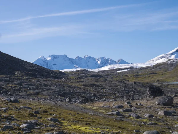 Norveç ve İskandinavya 'daki, Jotunheimen Ulusal Parkı' ndaki en yüksek kar kaplı dağ zirvelerine bakın. Güneşli bir gün, mavi gökyüzü arkaplanı — Stok fotoğraf