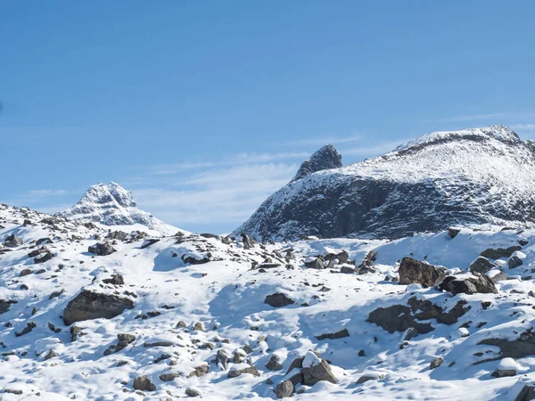 Vue sur les sommets enneigés les plus élevés de Norvège et de Scandinavie, parc national Jotunheimen. Journée ensoleillée, fond bleu ciel — Photo