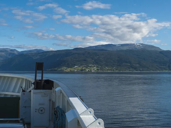 Fjaerland, Norge, 8 september 2019: Utsikt från en färja över Sognefjorden och båtdäcket. Tidig höst blå himmel bakgrund. — Stockfoto