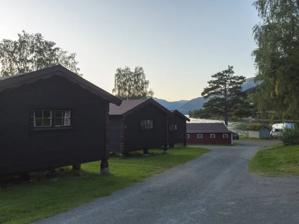 Vue sur le camping norvégien classique Bravoll avec cabanes traditionnelles en bois à Kinsarvik par la branche Sorfjorden du fjord Hardanger à Kinsarvik, Norvège — Photo