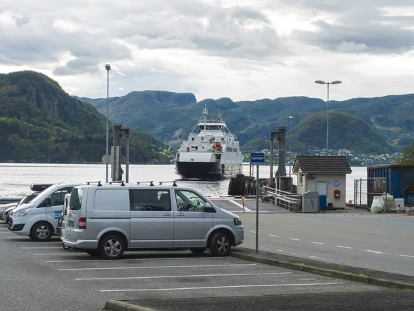 Nesvik, norwegen, 8. september 2019: anlegestelle mit ankommendem fährschiff sigrid von route über boknafjord und von nesvik nach hjelmeland. Frühherbst, launischer Himmel — Stockfoto