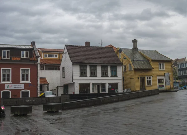 STAVANGER, NORVÈGE, 9 SEPTEMBRE 2019 : rue avec maisons traditionnelles en bois à Gamle Stavanger. Gamle Stavanger est un quartier historique du centre-ville de Stavanger. Jour de pluie lunatique. Voyages et — Photo