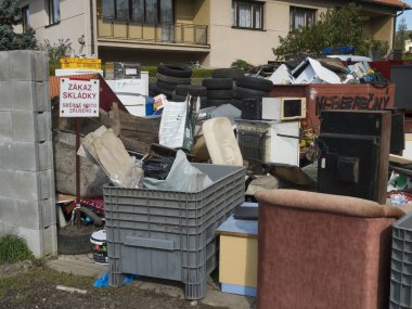Karlstejn, Çek Cumhuriyeti, 28 Eylül 2019: Çöp yığını, eski mobilyalar, lastikler ve ev aletleri afiş metni: Skladka zakazana - dönüşüm: Atık dup yasak.