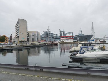 Stavanger, Norveç, 9 Eylül 2019: Stavanger şehir merkezindeki liman iskelesindeki binaların ve gemilerin görüntüsü. Stavanger, Avrupa 'nın en ünlü seyahat merkezlerinden biridir..