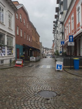 Stavanger, Norveç, 9 Eylül 2019: Gamle 'de geleneksel ahşap evleri olan Stavanger' ın şehir merkezindeki sokak. Gamle Stavanger, Stavanger şehir merkezinin tarihi bir bölgesidir. Yağmurlu karamsar bir gün