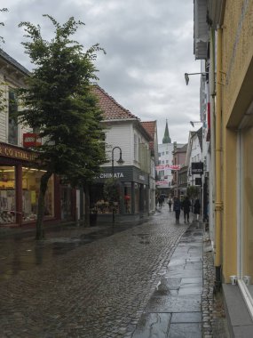 Stavanger, Norveç, 9 Eylül 2019 : Gamle Stavanger'de geleneksel beyaz ahşap evler ile sokak. Gamle Stavanger, Stavanger şehir merkezinin tarihi bir bölgesidir. Yağmurlu karamsar bir gün. Seyahat ve