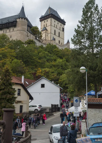 Karlstejn, Tsjechië, 28 september 2019:: Traditionele druivenoogst parade in dorp Karlstejn met menigte van mensen en marktkramen, — Stockfoto
