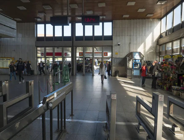 Praag, Tsjechië, 7 oktober: uitzicht op stationshal van Kacerov Praag ondergronds station, rode lijn C met reizende reizigers mensen en winkels. — Stockfoto