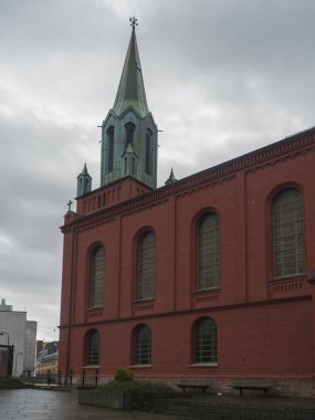 Stavanger, Norveç, 9 Eylül 2019: St. Peter Kilisesi veya St. Petri Kirke, 1866 yılında Stavanger şehir merkezinde inşa edilen kırmızı tuğladan bir binadır. Yağmurlu bir gün. Seyahat ve mimari