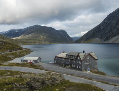 Geiranger, Norveç, 7 Eylül 2019 Djupvatnet Gölü 'ndeki Dağ Oteli, Dalsnibba Platosu' na giden yol. Norveç, sonbaharın başı, bulutlu bir gün. Norveç 'te Seyahat Tatili