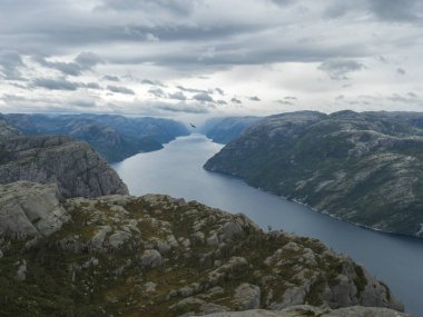 Fiyort Lysefjord 'da, Preikestolen devasa uçurumun yanında ünlü Norveç manzaralı Moody gökyüzü, sonbahar günü. Doğa ve seyahat geçmişi, tatil ve yürüyüş tatili kavramı.