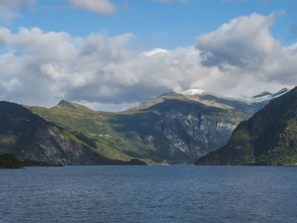 Gyönyörű norvég fjord. Kilátás egész Storfjorden, felé falu Eidsdal. Nyár, kék ég. Norvégia — Stock Fotó