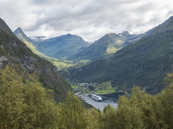 Blick auf den Geirangerfjord in der Region Sunnmore, Norwegen, einer der schönsten Fjorde der Welt, der zum UNESCO-Weltnaturerbe gehört. Blick vom Aussichtspunkt Adlerstraße, Frühherbst — Stockfoto