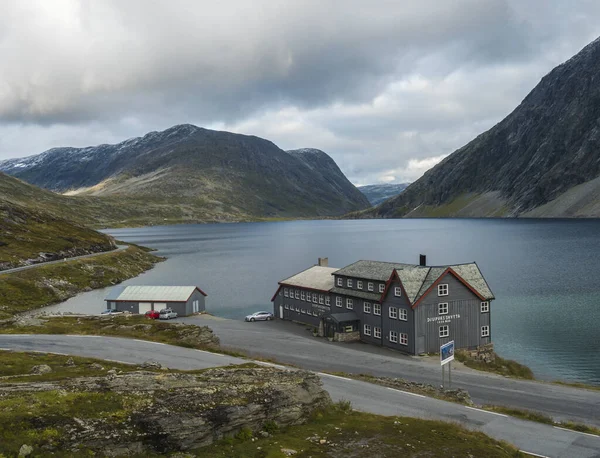 Geiranger, Norwegen, 7. September 2019: Berghotel djupvasshytta am djupvatnet-See, Blick von der Straße auf die Hochebene von dalsnibba. Norwegen, Frühherbst, bewölkter Tag. Urlaub in Norwegen — Stockfoto