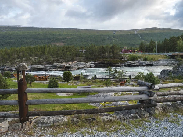 Bismo, Norsko, 7. září 2019: Modrá ledovcová řeka a místo odpočinku v kempu Donfoss v Nordbergu, Norsko. — Stock fotografie