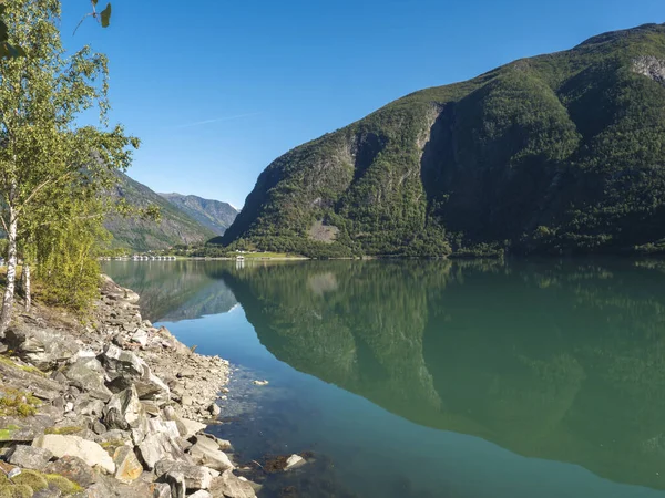 Blick über das blaue Wasser des Sogndalsfjord-Fjords Sogndal in Norwegen, Natur und Reisehintergrund. früher Herbst blauer Himmel Hintergrund. — Stockfoto