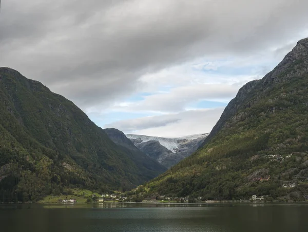 在Kinsarvik的Folgefonna冰川上俯瞰Hardanger Fjord的蓝色海水，海岸上有一个小村庄。 挪威的自然和旅行背景。 初秋那天. — 图库照片