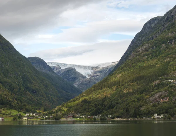 Kinsarvik 'teki Hardanger Fjord' un mavi sularına bak. Folgefonna buzulunda, kıyıda küçük bir köy var. Norveç doğası ve seyahat geçmişi. Erken sonbahar günü. — Stok fotoğraf
