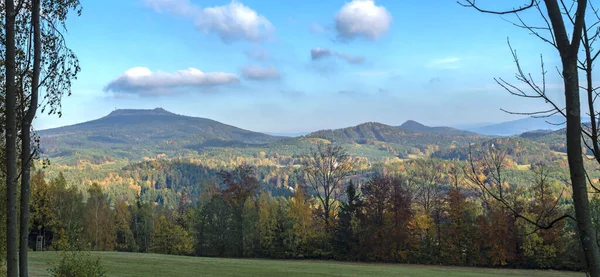 Luzicke hory panorama, prato con autunno foresta colorata e alberi e colline con torre panoramica sulla collina Hochwald Hvozd e cielo blu paesaggio in luzicke hory montagna . — Foto Stock