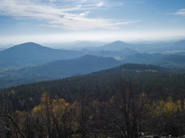Luzicke Hory Panorama, Hochwald Hvozd 'un manzarası, Lusatian Dağları' nın en çekici manzarası, sonbahar mevsiminde yaprak döken ve kozalaklı ağaç ormanı ve yeşil tepeler, altın saat ışığı.