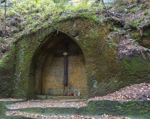 Çek Cumhuriyeti 'nin Sloup-Cechach kasabası yakınlarındaki güzel sonbahar ormanında Lourdes Bakiresi Meryem' e adanmış kumtaşı kayası Modlivy Dul 'a oyulmuş antik şapel. — Stok fotoğraf