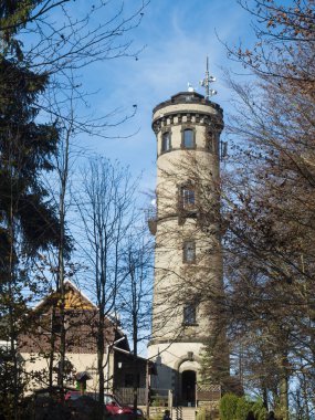 Almanya, Sachsen, 16 Ekim 2019: Hochwald Hvozd tepesindeki eski gözcü kulesi ve Luzicke Hory, Lusatian Dağları 'ndaki Czech Alman sınırındaki Turmboude, mavi gökyüzü