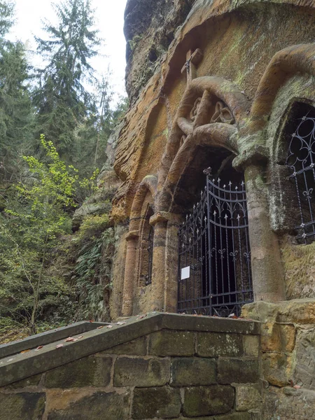 Ancienne chapelle sculptée dans un rocher de grès Modlivy Dul dédiée à la Vierge Marie de Lourdes dans une belle forêt d'automne près du village Sloup v Cechach, République tchèque — Photo