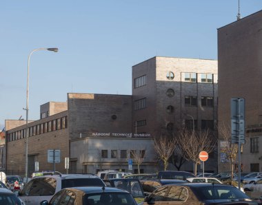 Çek Cumhuriyeti, Prag, 18 Kasım 2019: Prag 'da Ulusal Teknik Müze inşaatı, Letna, Mavi gökyüzü, sonbahar güneşli günü