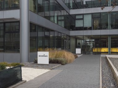 Prag, Çek Cumhuriyeti, 5 Aralık 2019: Chodov İş Merkezi Accenture logosu olan park ve şirket ofisine giriş. Çelik ve camdan binalarla dolu modern bir yer. Huysuz kış