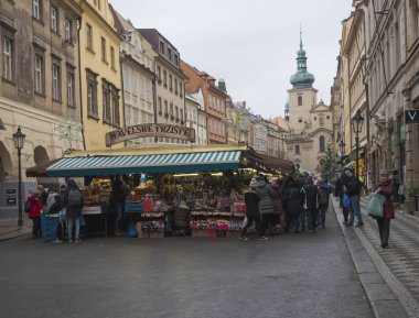 Prag, Çek Cumhuriyeti, 12 Aralık 2019: Geleneksel Noel Pazarı, Havelska trznice caddesinde hediye, hediyelik eşya, Noel süslemesi, oyuncak ve meyve satan turistler.
