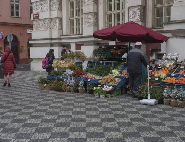 REPÚBLICA CHECA, Praga, 12 de dezembro de 2019: Market stall na rua Vodickova vendendo frutas, vegetais, visco, ramos de abeto, árvores de natal e decorações . — Fotografia de Stock