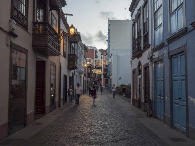 Santa Cruz de la Palma, La Palma, Kanarya Adaları, İspanya, 30 Aralık 2019: Santa Cruz eski şehir merkezinde turistler ve geleneksel ahşap balkon ve noel süslemeleri ile. İyi akşamlar.