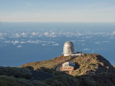 Roque De Los Muchachos, La Palma, Kanarya Adaları, İspanya, 20 Aralık 2019: La Palma Roque De Los Muchachos 'un en yüksek noktasında büyük teleskop. Caldera de Taburiente 'deki gözlemevinde. Seyahat ve astroloji