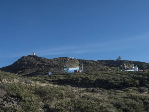Roque de los muchachos, la palma, Kanarische Inseln, Spanien, 20. Dezember 2019: große Teleskope auf dem höchsten Gipfel von la palma roque de los muchachos. Observatorium in der Caldera de taburiente. Reisen und — Stockfoto
