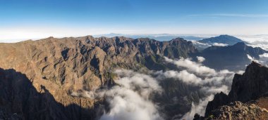 İspanya 'nın La Palma adasındaki Roque de los Muchachos dağının tepesinden Caldera de Taburiente kraterine panoramik manzara