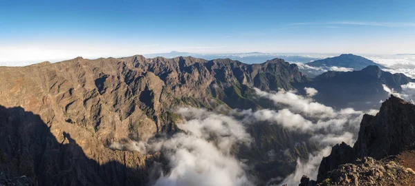 İspanya 'nın La Palma adasındaki Roque de los Muchachos dağının tepesinden Caldera de Taburiente kraterine panoramik manzara