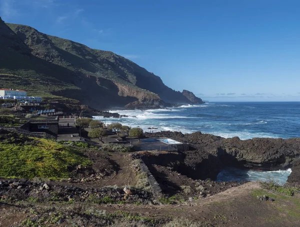 Pohled na La Fajana s přírodními mořskými bazény a vlnami atlantického oceánu, slunečný den. La Palma, Kanárské ostrovy, Španělsko — Stock fotografie