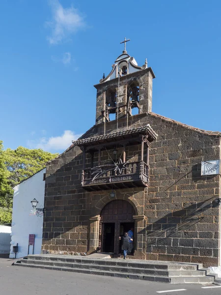 Antiguo edificio tradicional de la iglesia Santuario de Nuestra Señora de las Nieves, La Palma, Islas Canarias, España. Fondo cielo azul . — Foto de Stock