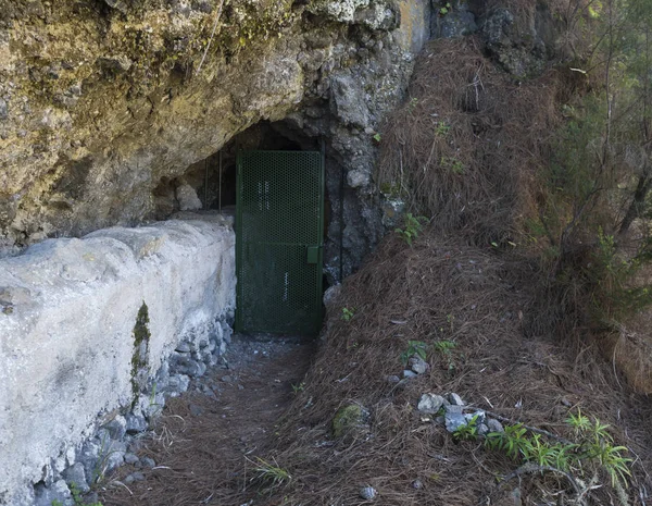 Puerta de hierro cerrada al túnel en peligro Sendero Barranco de la Madera desde Las Nieves, Isla de La Palma, Islas Canarias, España —  Fotos de Stock