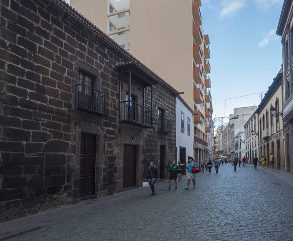 Santa Cruz de la Palma, La Palma, Islas Canarias, España, 30 de diciembre de 2019: Calle en el centro histórico de Santa Cruz con gente turística y balcón tradicional de madera y decoraciones navideñas . — Foto de Stock